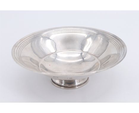 An Art Deco silver dish, Walker and Hall, Birmingham, 1934, 78 g, 11.5 cm diameter