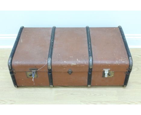 A vintage wood banded travel trunk, 92 x 53 x 30 cm