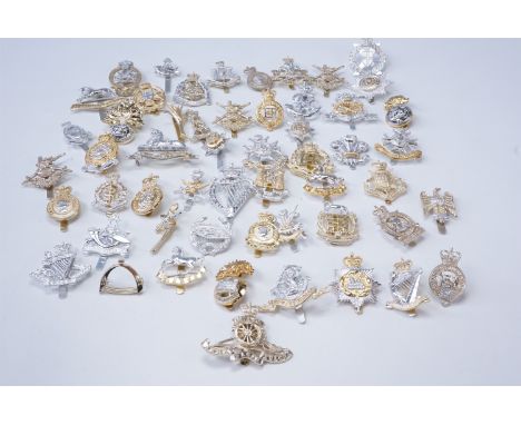 A quantity of British army Staybrite cap badges