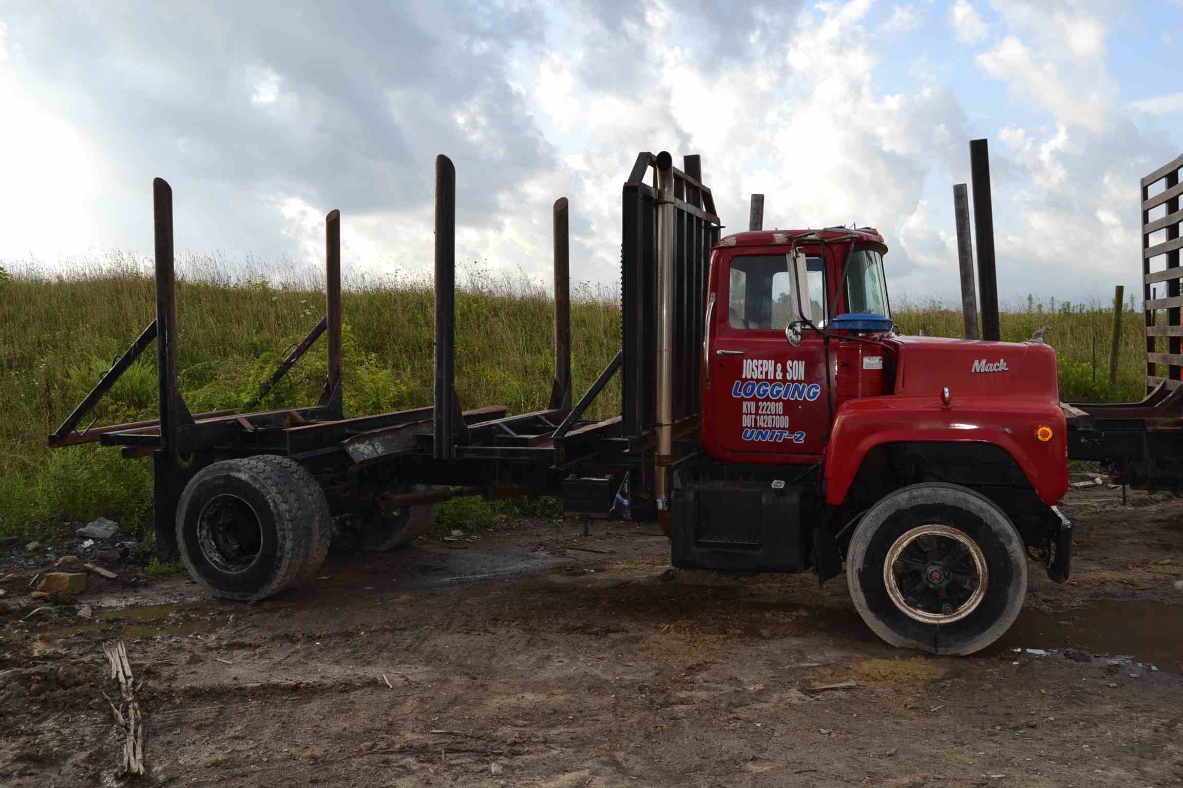 1979 MACK SINGLE AXLE LOG TRUCK W/MACK ENGINE; S/N-U685T18745; ODOMETER