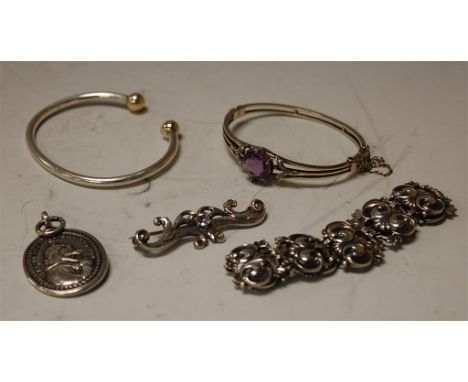 Assorted white metal and semi precious set jewellery to include a hinge bangle, bar brooch, etc
