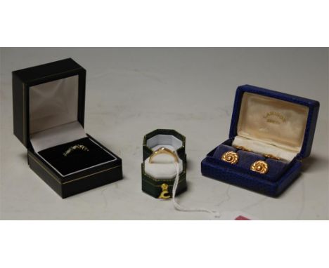 A ladies yellow gold diamond solitaire ring and an emarald set gold ring(2)