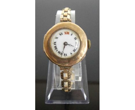 A vintage ladies 9ct gold cased wrist watch having manual wind movement and on gilt metal bracelet, case dia. 27mm