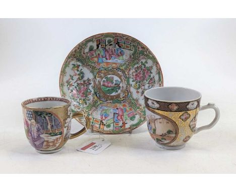 *A Chinese porcelain dish, enamel decorated in the famille verte pattern, dia.15cm; together with two Canton porcelain cupsDi