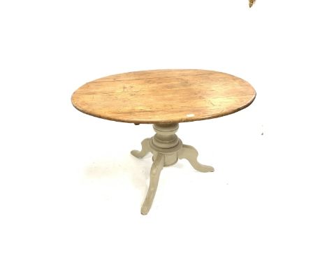 Victorian oval pine breakfast table, baluster turned pillar on three splayed supports, W119cm - Condition Report 