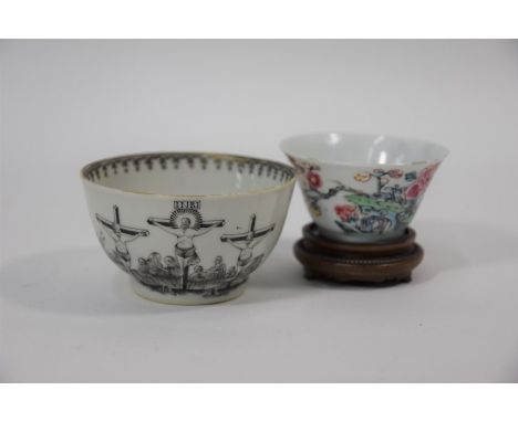 An 18th century Chinese grisaille tea bowl, the black enamel decoration with gilt highlights depicting the crucifixion scene,