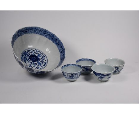 A Chinese Aster pattern blue and white lobed bowl, Kangxi period (1662-1722) painted in underglaze blue, the interior with a 