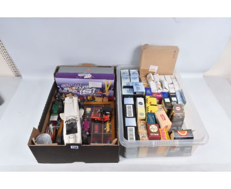 A QUANTITY OF BOXED AND LOOSE DIECAST MODEL CARS, to include twelve boxed Classic Car Model Collection, model no.s 8817H x2, 