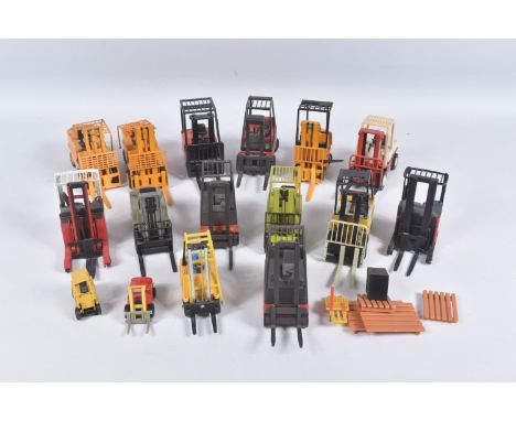 A COLLECTION OF UNBOXED ASSORTED DIECAST FORKLIFT TRUCK MODELS, assorted scales, models by Dinky, Conrad, Gama, Gescha, Diape