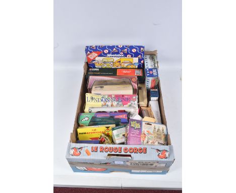 A MIXED LOT OF BOXED AND UNBOXED DIE CAST VEHICLES, to include boxed Maisto Classic Sportscar models, Classic Commercials fro