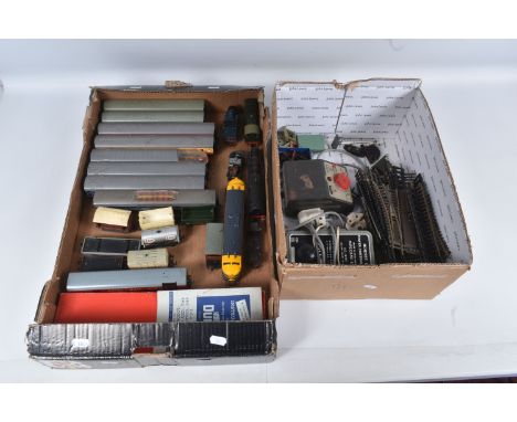A QUANTITY OF MAINLY UNBOXED OO GAUGE MODEL RAILWAY ITEMS, to include boxed Hornby Princess class locomotive and tender 'Prin