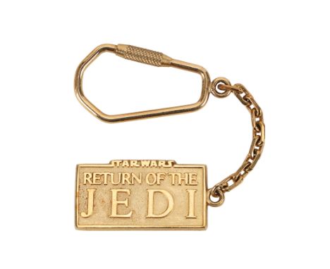 STAR WARS: RETURN OF THE JEDI (1983) - Anthony Daniels Collection: Personal Gold Keyring Gift from Howard Kazanjian - A gold 
