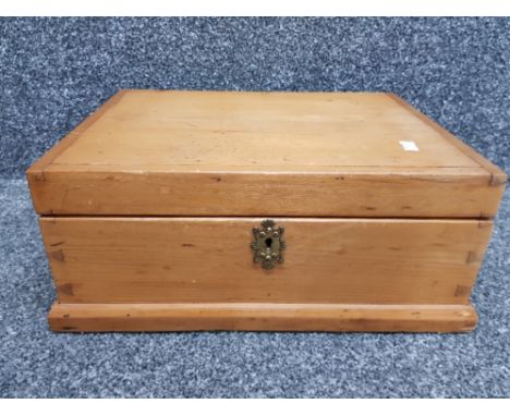 Solid pine minature trunk 35x25.5cm x Height 15cm