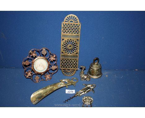 A quantity of small brass items including shoe horn, door plaque, cork screw, small door knocker and a pretty copper picture 