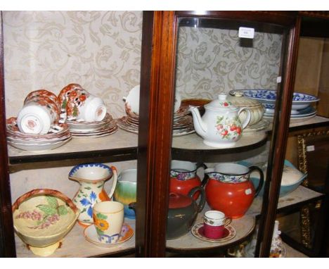 An assortment of collectable ceramics including mid-century tableware by Midwinter 