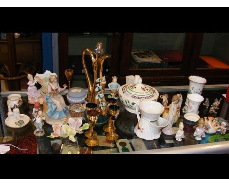 Selection of collectable ceramic and glassware 