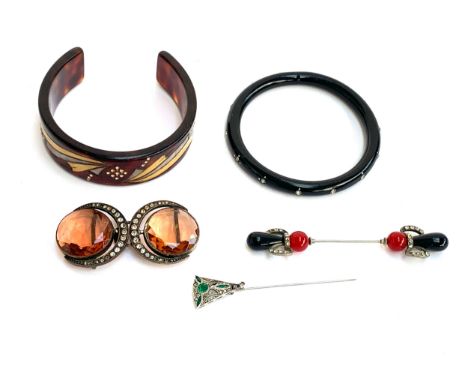 A small quantity of Art Deco jewellery to include paste studded celluloid bangle, jabot pin, paste buckle, 925 silver and eme