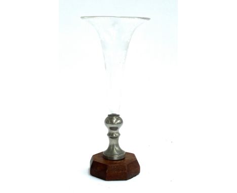 An engraved glass epergne, 25cmH 