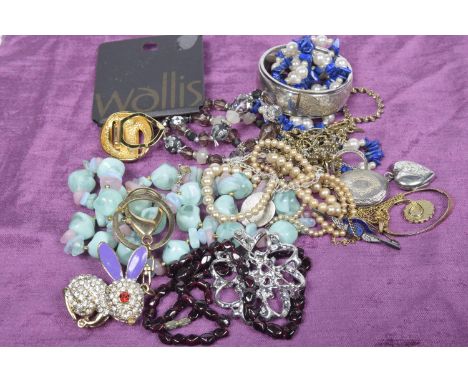 A selection of jewelleryTo include a silver hinged bangle, an imitation pearl and lapis lazuli beaded necklace, etc. 