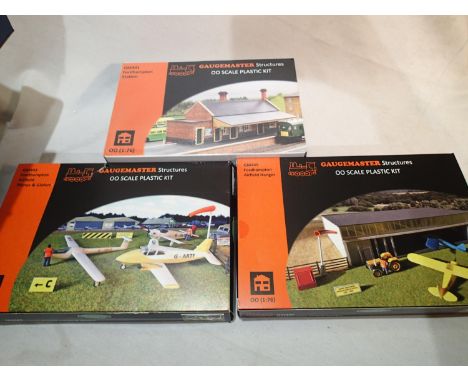 Three Gaugemaster kits, GM401 Ford Hampton Station, GM443 Airfield planes and gliders, and GM445 Ford Hampton Airfield Hanger
