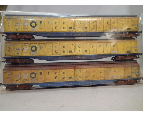 HO scale rake of three blue cement bogie wagons, weathered, good condition, unboxed. UK P&amp;P Group 2 (£20+VAT for the firs