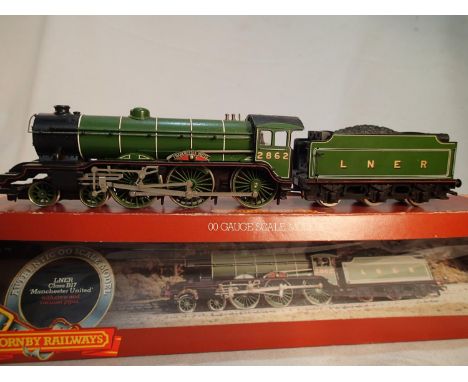 OO scale Hornby R053, B17 class, Manchester United 2862, LNER green, excellent condition, box is good. UK P&amp;P Group 1 (£1