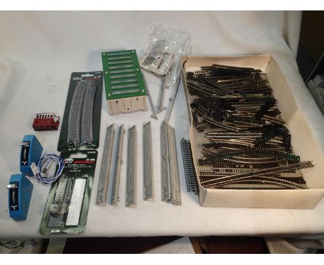 Selection of N gauge set track pieces, including Kato, plus switches, engine shed, signal box etc, mostly good condition. UK 