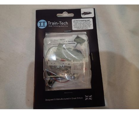 Train Tech single level crossing set with light and sounds, OO gauge, as new, ex shop stock. UK P&P Group 1 (£16+VAT for the 