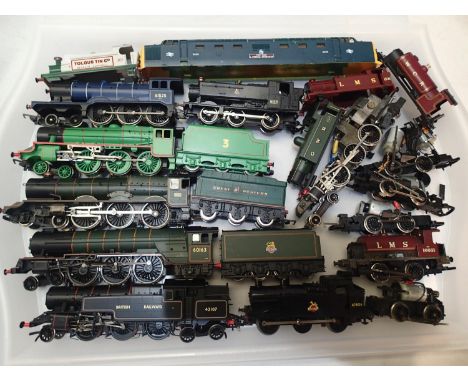 Selection of OO scale locomotives, spare chassis and bodies, all suitable for spares or refurbishment, plus empty Bachmann Mi
