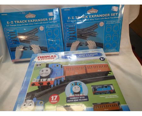 Bachmann OO gauge Thomas the Tank with engine and clarabel coaches, E-Z track and controller, plus two E-Z track expander set