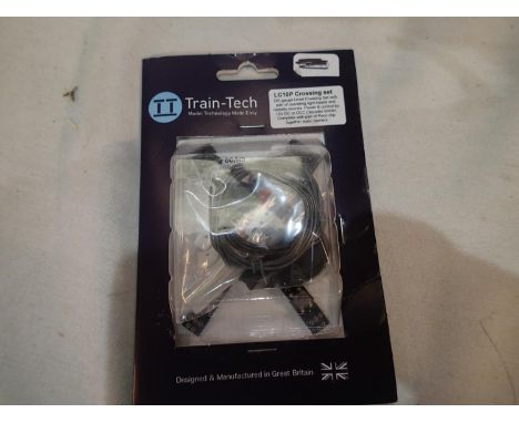 Train Tech LC10P level crossing set with pair of operating light heads and sounds, OO gauge, as new, ex shop stock. UK P&amp;