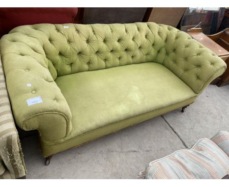 A VICTORIAN  UPHOLSTERED BUTTON BACK CHESTERFIELD SETTEE 