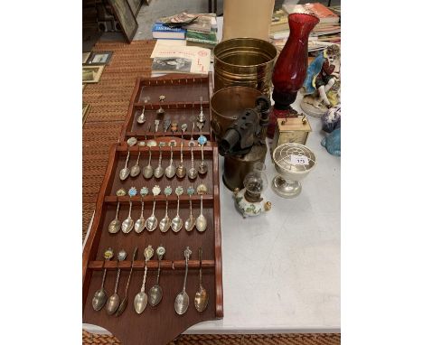 VARIOUS VINTAGE ITEMS TO INCLUDE RED GLASS LAMP, BRASS, COPPER AND TEASPOONS WITH DISPLAY CASES 