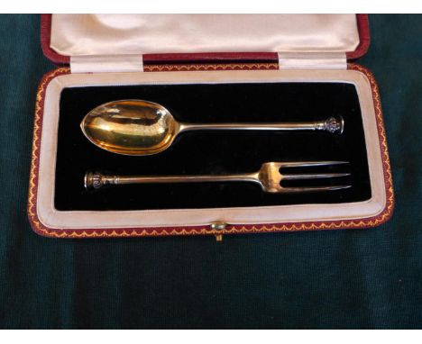 A SILVER GILT 1911 SHEFFIELD SEAL TOP FORK AND SPOON - MAKER SUTHERLAND AND RODEN, WEIGHT 2 oz APPROX 