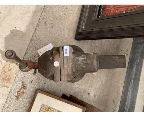 A LARGE VINTAGE BENCH VICE 