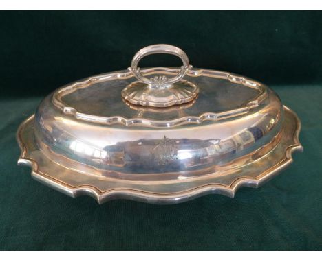 A HALLMARKED 1927 SHEFFIELD SILVER SERVING DISH AND COVER COMPLETE WITH CERAMIC LINER, BEARS INITIALS - MAKER HAWKSWORTH EYRE