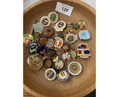 A WOODEN BOWL CONTAINING VINTAGE ENAMEL BOWLING RELATED BADGES 