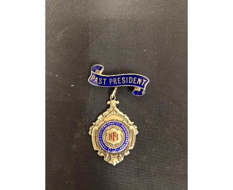 VINTAGE BIRMINGHAM SILVER 'NFI' ENAMEL MEDAL FOR THE PAST PRESIDENT TOTAL GROSS WEIGHT 23 GRAMS 