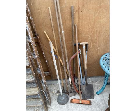 VARIOUS GARDEN TOOLS 