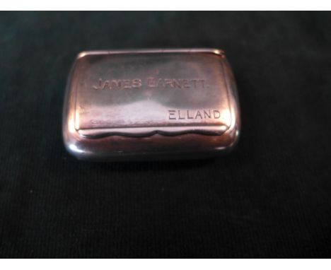 A HALLMARKED 1927 BIRMINGHAM SILVER SNUFF BOX, WEIGHT 1 oz APPROX 