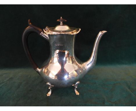 A HALLMARKED 1905 LONDON SILVER COFFEE POT - MAKER WILLIAM HUTTON &amp; SONS, WEIGHT 23 oz APPROX, HEIGHT 24 CM 