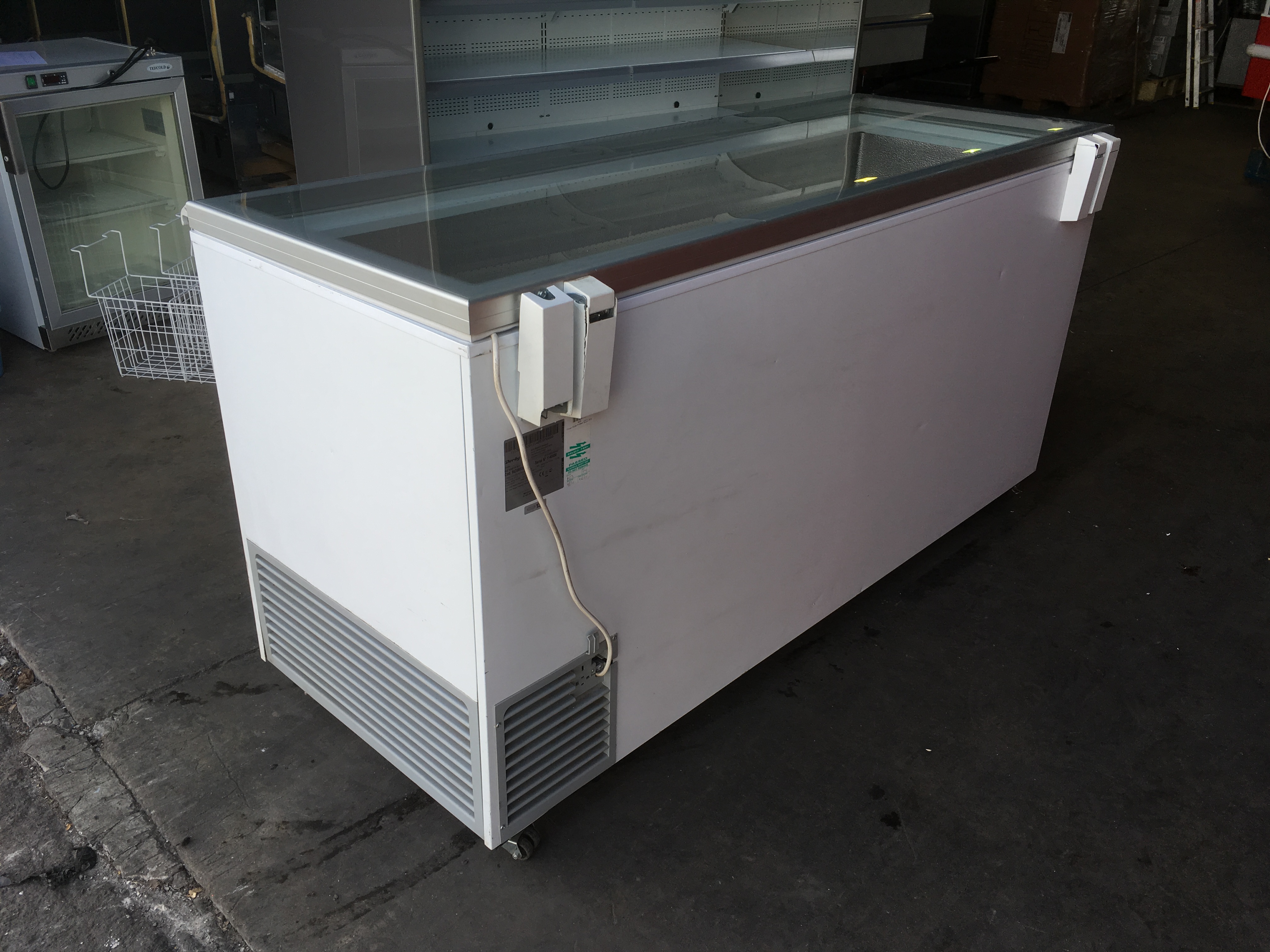 1x Derby EK66 Flat Top Chest Freezer 1.8m White Chest Freezers with