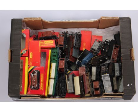 Hornby 00 Gauge boxed and unboxed general freight wagons,  including R114 LNER brake van (2 boxed 1 unboxed), R107 LMS brake 