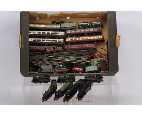 Bachmann and Hornby OO gauge Steam Locomotives wagons coaches and track, Bachmann apple green Class A2 Steam Locomotive 60532