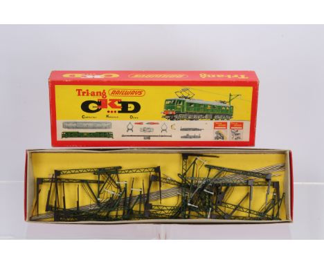 Tri-ang 00 Gauge CKD EM2 Kit and Catenary Set, R388 BR green EM2 Electric Locomotive finished as 27002 'Pandora', Shell bottl