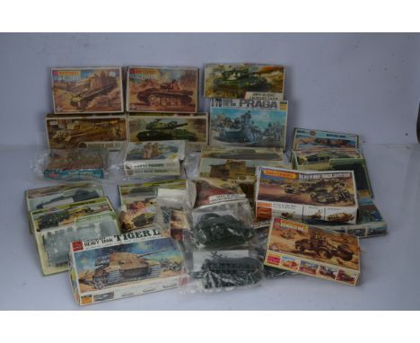 Vintage Airfix and Other 1:76 Scale WWI and WWII Military Kits and Figure Sets, all boxed/bagged/carded, Airfix, 02308 Panzer