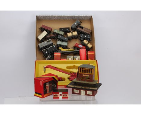 Hornby Tri-ang Wrenn and Superquick 00 Gauge Wagons Buildings and kits ,  Hornby  R739 75 ton travelling crane set (lacks one