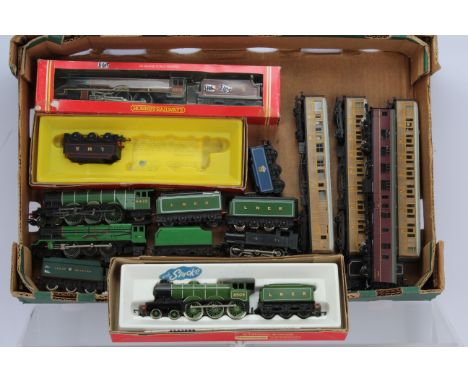 Hornby Trix Bachmann 00 Gauge Steam Locomotives tenders and coaches, R866 LNER green Class B12 4-6-0 Locomotive and tender 85