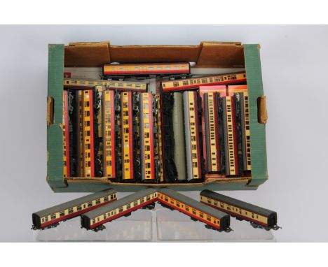 Tri-ang Hornby Lima Mainline and Bachmann 00 Gauge BR red/cream and blood/custard Coaches, Tri-ang red/cream (5), blood/custa