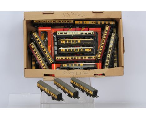 Hornby Tri-ang Lima Airfix 00 Gauge Express Carriages,  Hornby Royal Train R451/5/9 Queen's Duke's Brake coaches, R933  red/c